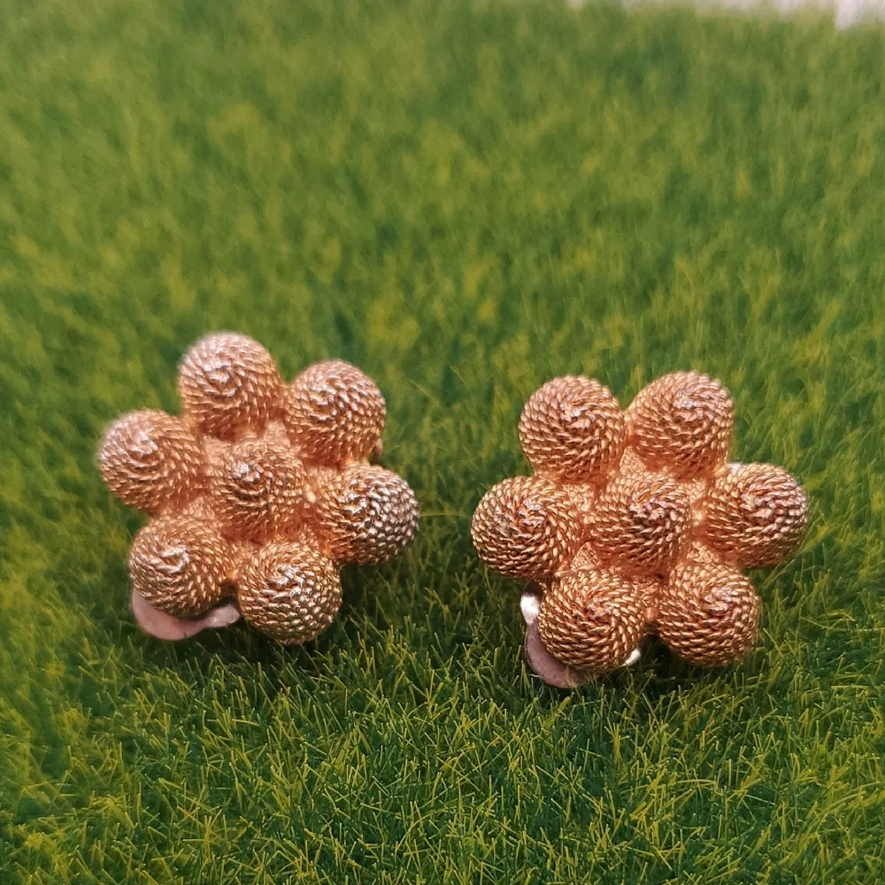 Elegant Gold Tone Flower Clip On Earrings E507